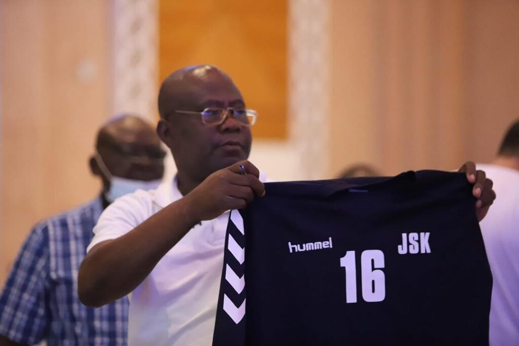 Prêt pour affronter son premier match, JSK présente ses équipements